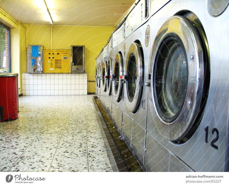 Schnell & Sauber ™ Waschsalon Wäsche Waschtag Waschmaschine Wäschetrockner Wäscheschleuder rot gelb weiß 12 Sauberkeit Geschwindigkeit leer Fenster