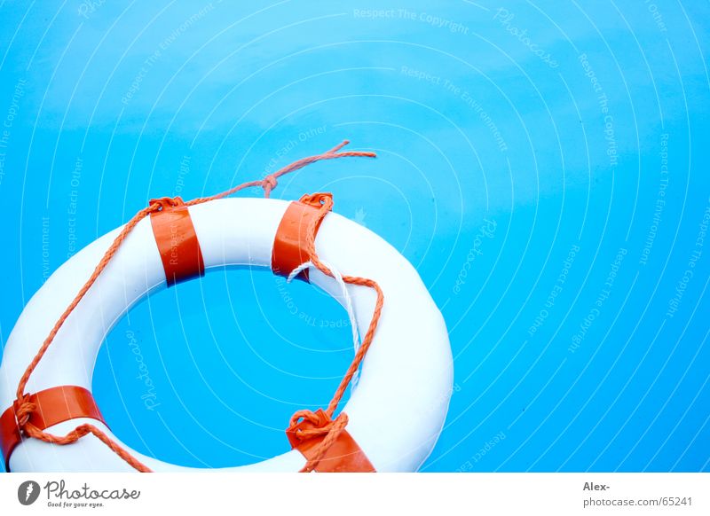 Mann über Bord I Schwimmhilfe Rettungsring Schwimmbad untergehen Desaster Luft Sommer Notfall notleidend Bademeister Hilfsbereitschaft nichtschwimmer Wasser