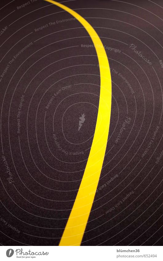 schwungvoll Straße Verkehrszeichen Verkehrsschild Markierungslinie Schilder & Markierungen Linie Linienstärke einfach gelb grau Strukturen & Formen geschwungen