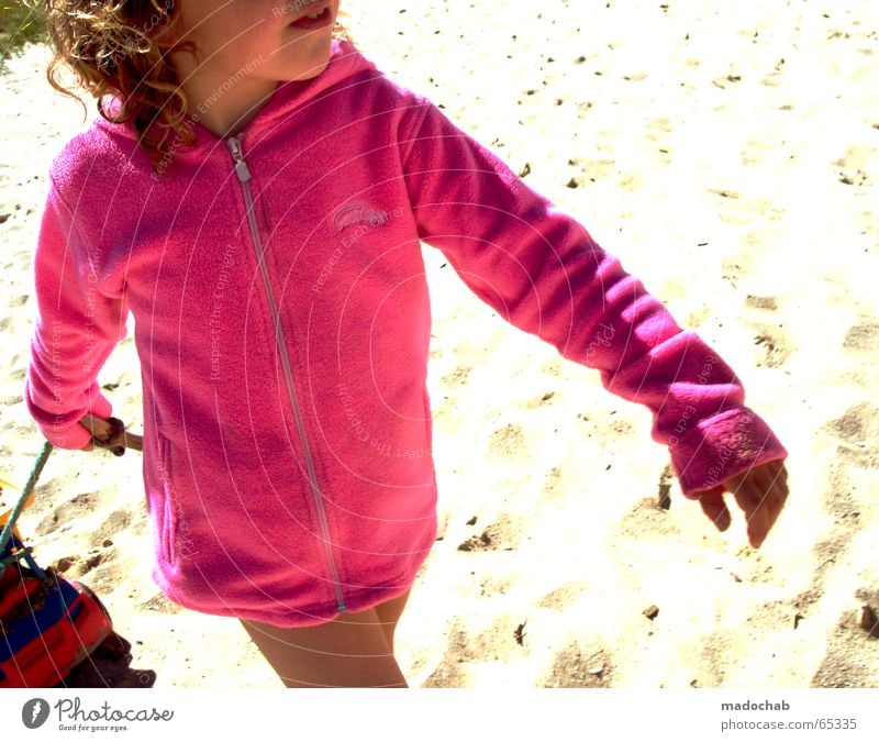 PINK GOLEO | mädchen girl child rosa strand beach play spielen magenta Strand Mädchen Mensch kindlich kindisch klein Kind Spielzeug Lebensfreude Freude Sommer