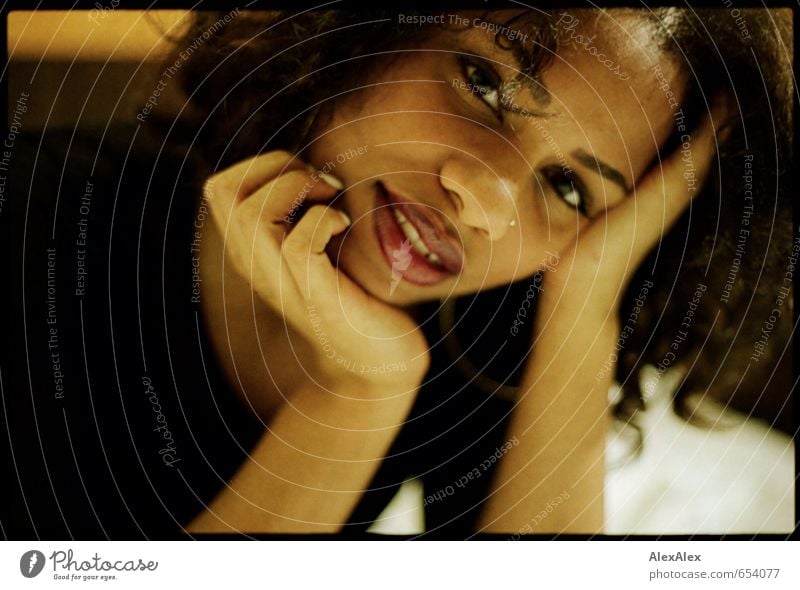 analoges Portrait einer dunkelhäutigen, schönen Frau Lippenstift Junge Frau Jugendliche Kopf Gesicht Hand schwarzhaarig Afrikaner 18-30 Jahre Erwachsene