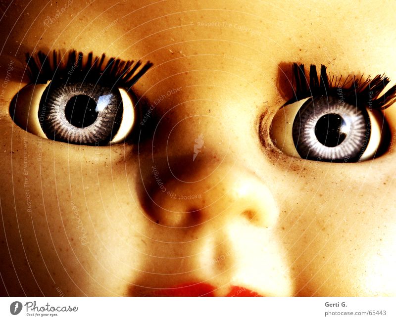 Portrait Augen, Nase, Mund einer über 50 Jahre alten Puppe Puppenauge Knopfauge antik Spielzeug unschuldig strahlend glänzend Wimpern Wimperntusche Silberblick