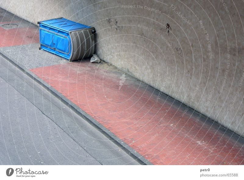 Dixiland ... Wand Beton Asphalt Bürgersteig rot quer gestreift umgefallen Vandalismus Miettoilette beschmiert dreckig Seitenlage Straße Toilette