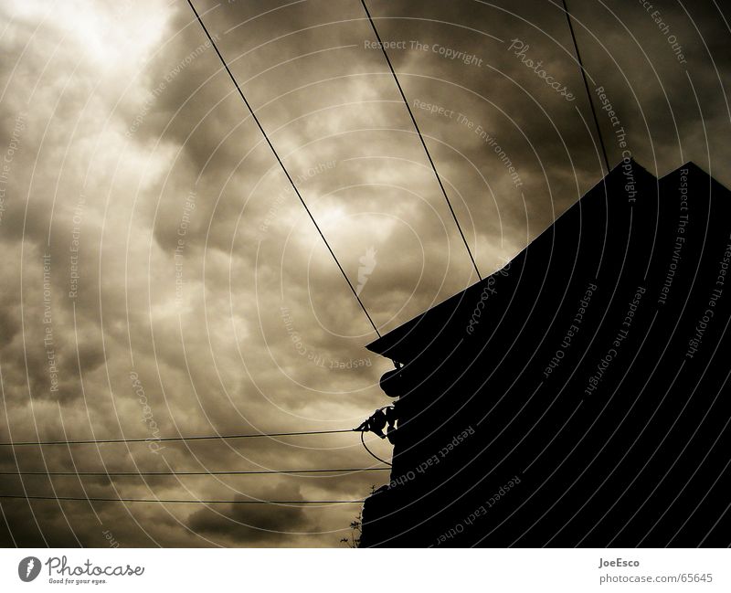black sunday dunkel bedrohlich Unwetter Wolken zusammenbrauen gefährlich Silhouette schwarz weiß Stimmung Wetterumschwung Haus Gebäude Dach Leitung Elektrizität