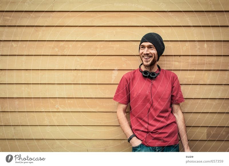 Happy Lifestyle Stil Design Freizeit & Hobby Mensch maskulin Junger Mann Jugendliche Erwachsene 1 18-30 Jahre Musik Musik hören Mauer Wand Mode T-Shirt Mütze