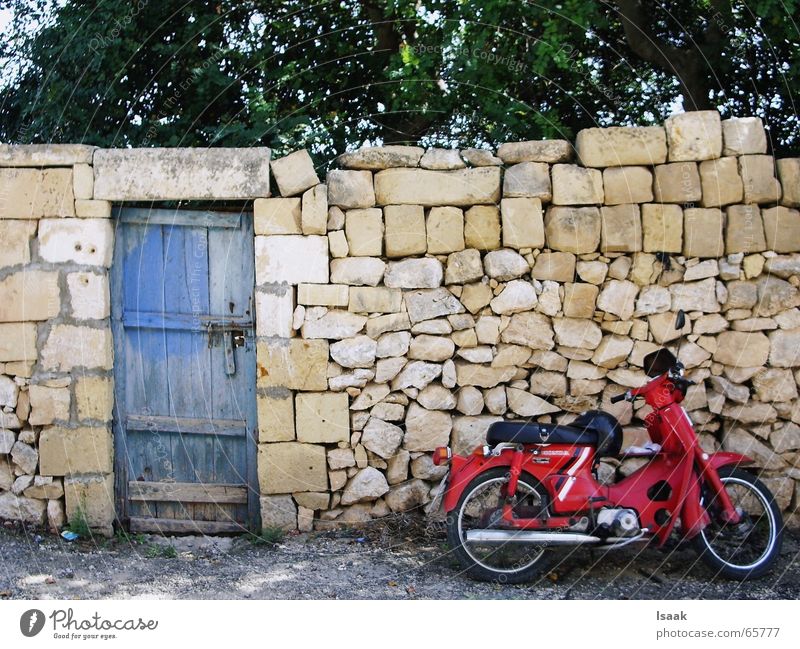 Moped Gozo Motorrad Malta Süden Mauer Wärme dolce vita Mittelmeer Tür
