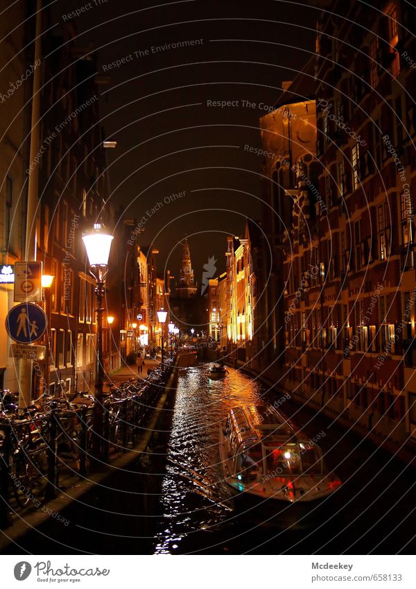 Ein "roter" Start in den Abend Amsterdam Niederlande Europa Hauptstadt Stadtzentrum Altstadt Fußgängerzone bevölkert Haus Brücke Mauer Wand Fassade Fenster