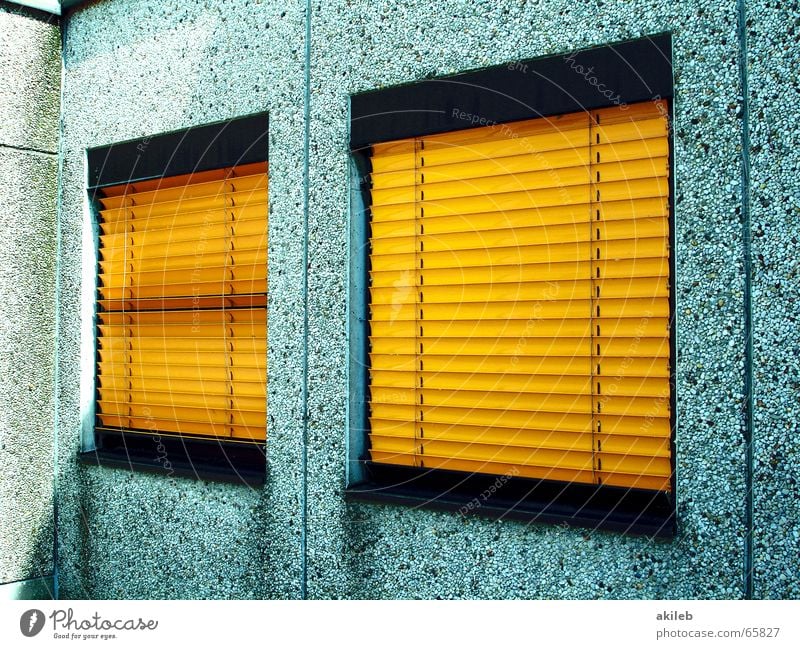 wir sind nicht da Fenster gelb Mauer Haus grau geschlossen Sichtschutz Schüchternheit Jalousie Rollo Plattenbau geheimnisvoll Verbote Wetterschutz Metall