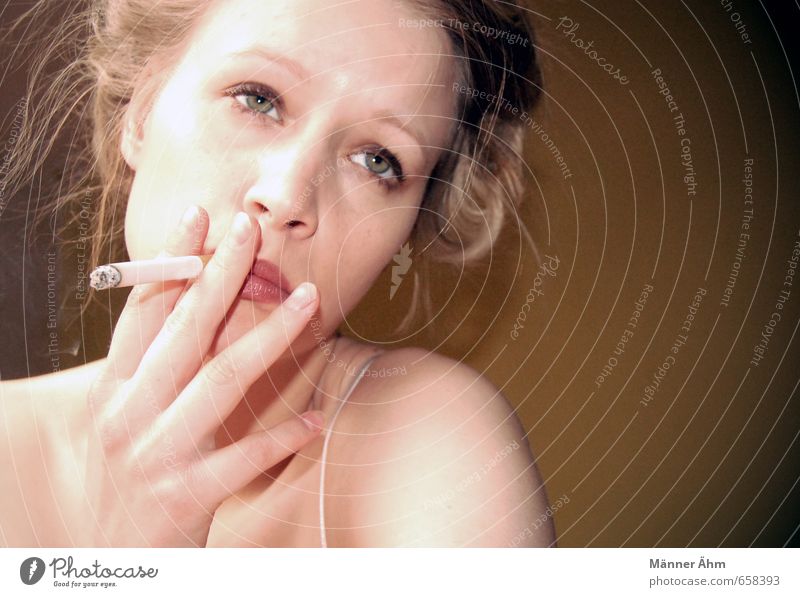 Viel Rauch... Rauchen feminin Junge Frau Jugendliche Erwachsene Haut Kopf Haare & Frisuren Gesicht Finger 1 Mensch 18-30 Jahre warten ästhetisch Erotik Laster