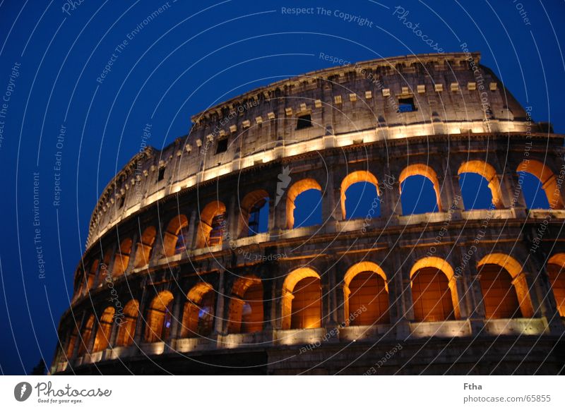 Italien strahlt Rom Bauwerk Attraktion Ruine antik Beleuchtung Tourismus Wahrzeichen Denkmal colloseum kolloseum Bogen blau Stein Römerberg