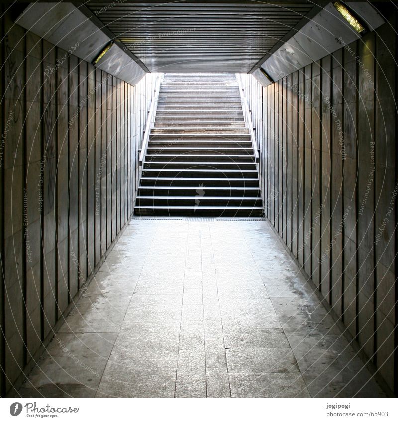 Erwartung Tunnel dunkel lang grau Stadt Schacht Treppe hell Reflexion & Spiegelung Unterführung