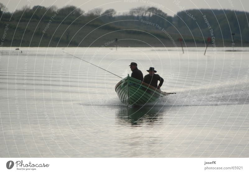 Fischerboot auf dem Shannon River in Irland Motorboot Angler See Fluss Republik Irland Wasser