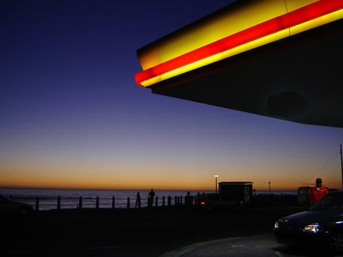 tankstelle mit meerblick Tankstelle Kapstadt Sonnenuntergang Horizont rot gelb Kitsch Meer Himmel