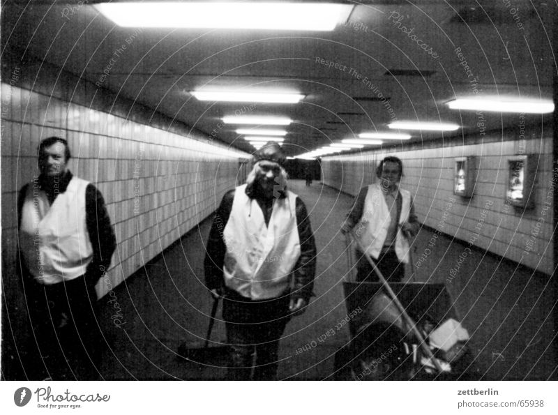 Leute im Tunnel Raumpfleger Neonlicht Fluchtpunkt zentral Unterführung stadtreinigung verstichpunktungspflicht