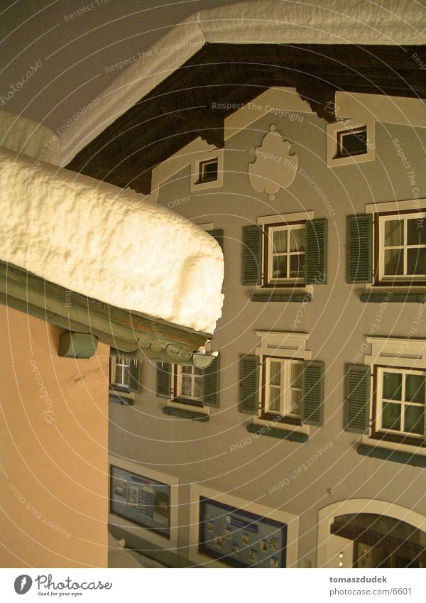Schnee in Österreich Dach Nacht kalt Haus Architektur Fenseter