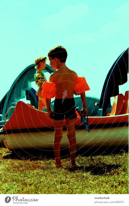 KINDER AN DIE MACHT Kunststoff Wiese Sommer Schwimmhilfe Wasserpistole Tretboot Taucherbrille Softwareaktualisierung grün rot Junge Freude Freundschaft