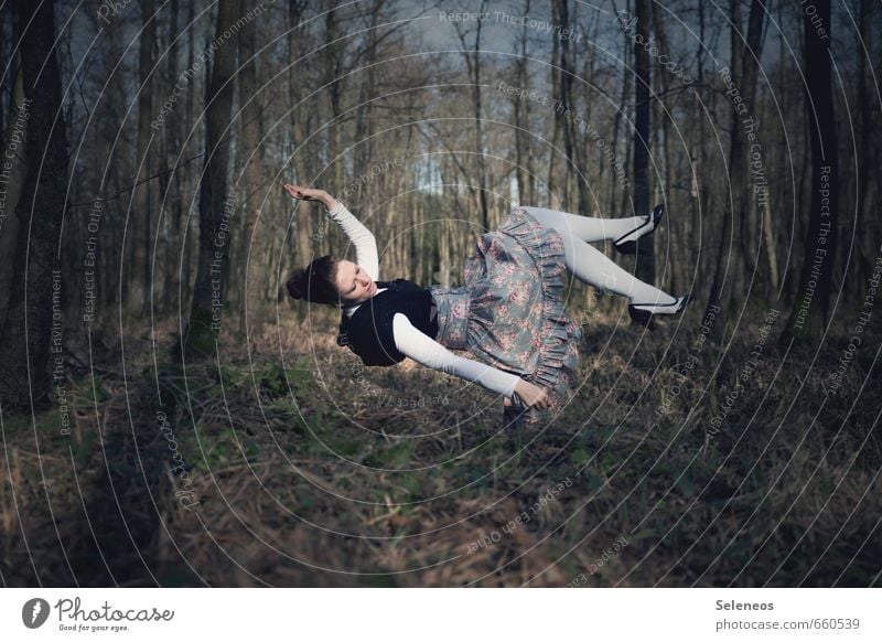 Alice Mensch feminin Frau Erwachsene 1 Umwelt Natur Landschaft Baum Moos Wald Mode Kleid fallen fliegen träumen Bewegung Schweben Sturz Farbfoto Außenaufnahme