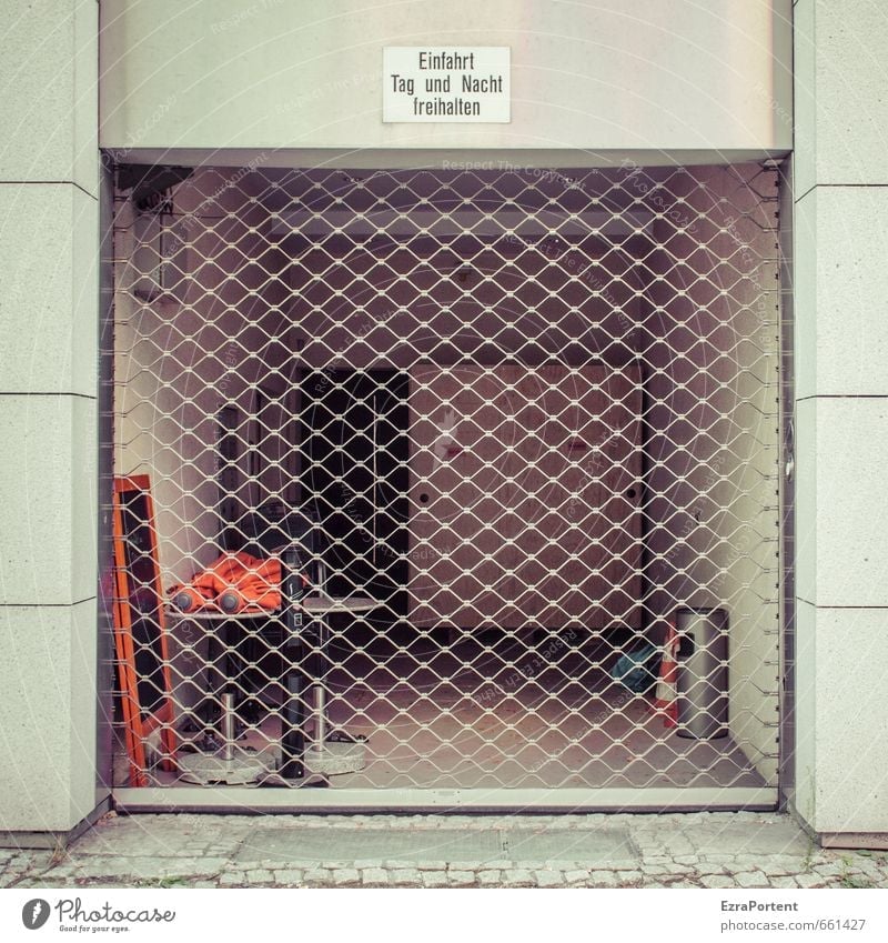 Einfahrt Haus Tor Bauwerk Gebäude Architektur Mauer Wand Fassade Verkehr Dekoration & Verzierung Zeichen Schilder & Markierungen Hinweisschild Warnschild Linie