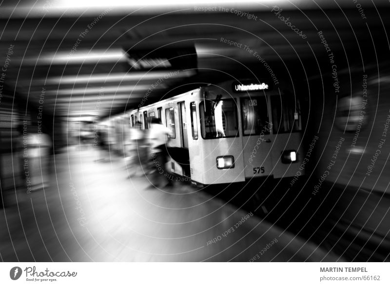 subway to uhlandstrasse Schwarzweißfoto Innenaufnahme Textfreiraum unten Bewegungsunschärfe Schwache Tiefenschärfe Weitwinkel Technik & Technologie Stadt