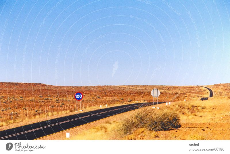 N7 Namibia Landstraße Fernstraße leer Menschenleer Halbwüste Asphalt Verkehrsschild Geschwindigkeitsbegrenzung Horizont Namaqualand Einsamkeit Ödland
