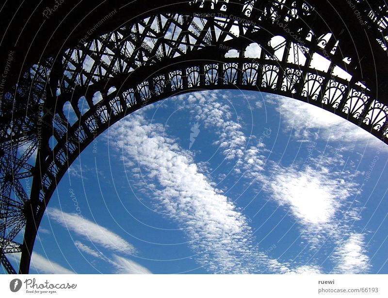 Eiffelturm Tourismus Sommer Himmel Wolken Paris Frankreich Europa Hauptstadt Turm Bauwerk Architektur Tour d'Eiffel Stahl beobachten stehen alt groß Romantik
