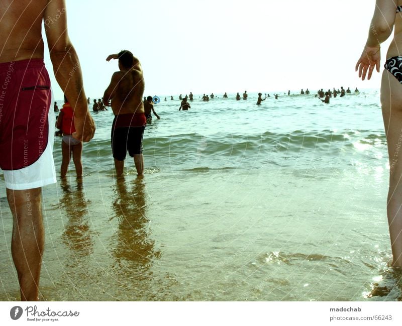 WAITING FOR THE FLUT Meer Mensch Mann Frau Horizont Strand stehen Blick links rechts Am Rand Hand Badehose Sommer Sonne Ferne Ferien & Urlaub & Reisen