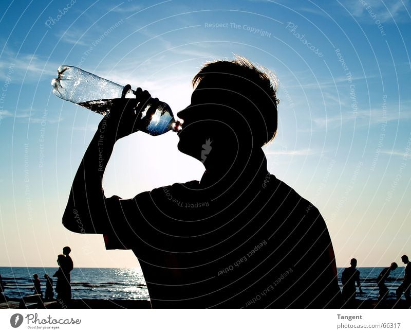 Durst Getränk trinken Erfrischungsgetränk Trinkwasser Flasche Gesundheit Ferien & Urlaub & Reisen Sommerurlaub Strand Meer Mensch maskulin Junger Mann
