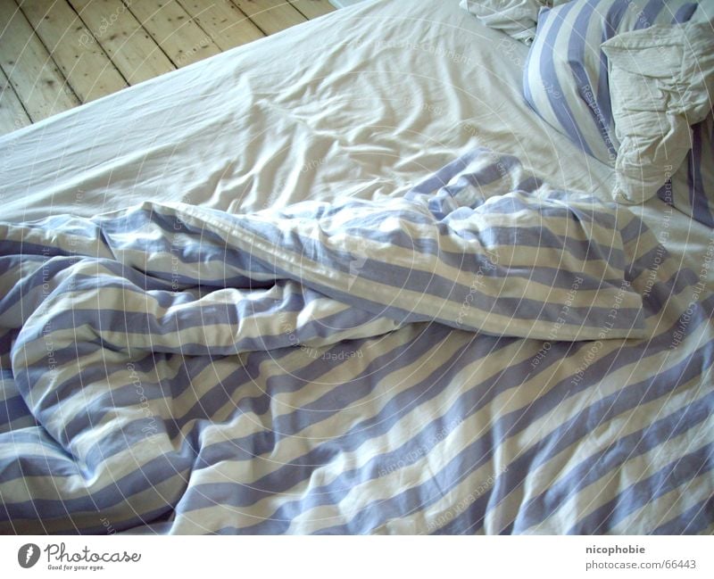 Aufgestanden Bett weiß gestreift Bodenbelag Morgen aufstehen unordentlich Tanzfläche Bettwäsche Bettlaken Kissen Streifen Decke bed bedcover blanket blau blue