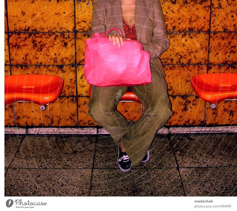 WARTEN IN ORANGE Frau Tasche rosa magenta knallig mehrfarbig Lifestyle ohne kopf sitzen Bank orange kacxheln Beine warten Einsamkeit madochab