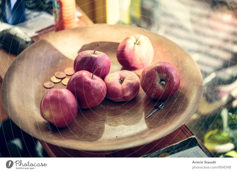 Stillleben mit Äpfeln, Münzen und Schwert Lebensmittel Frucht Apfel Bioprodukte Schalen & Schüsseln Geld alt genießen authentisch saftig rot Stimmung Gesundheit