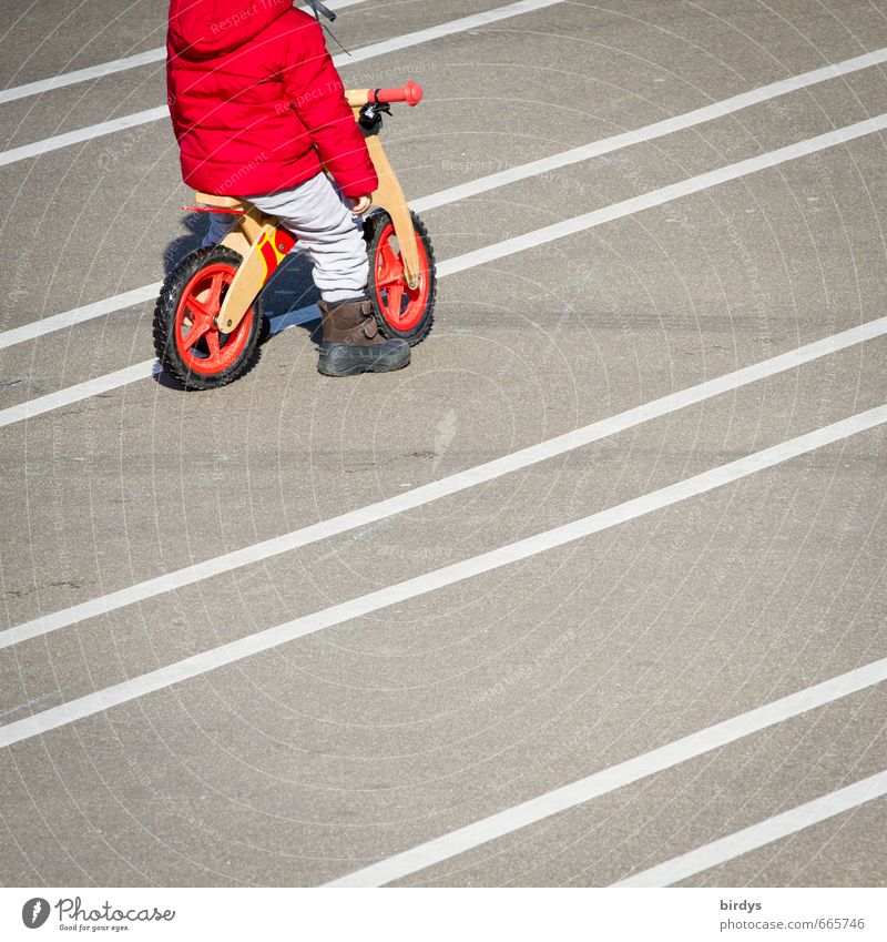 Kleinkind mit einem Laufrad Spielen 1 Mensch 3-8 Jahre Kind Kindheit Linie warten positiv grau rot weiß Fahrradfahren Gelassenheit lässig Freizeit & Hobby