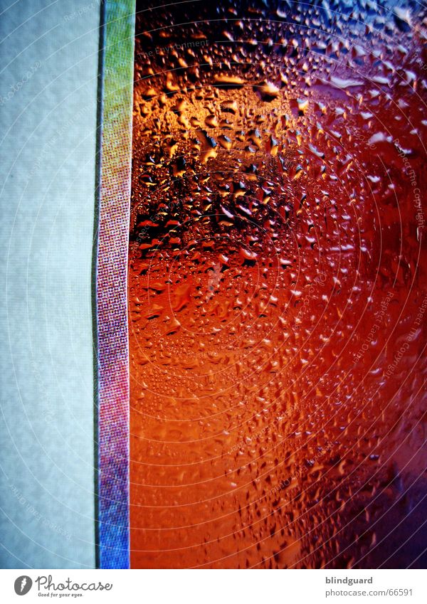 Noch ne Runde Eistee kalt Weinschorle Wassertropfen Erfrischung Kühlung Physik transpirieren Schwüle Eiswürfel Getränk Banderole regenbogenfarben Regenbogen rot