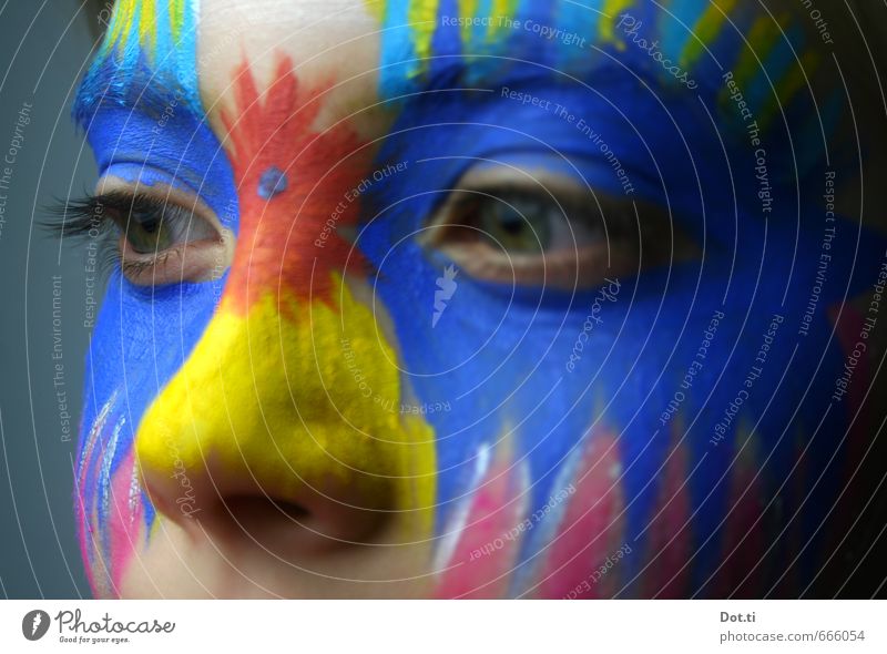 Kind mit bemaltem Gesicht Auge Nase 1 Mensch 8-13 Jahre Kindheit verrückt blau mehrfarbig gelb Karneval Schminke Zacken Karnevalskostüm Maskenball Blick feiern