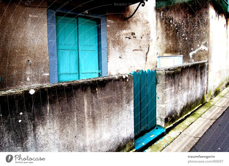 zu hause eines anderen Eingang türkis Wand grau Vorgarten Schutzdach dreckig Beton Haus Wohnung Auvergne Frankreich Tür Tor törchen mauriac