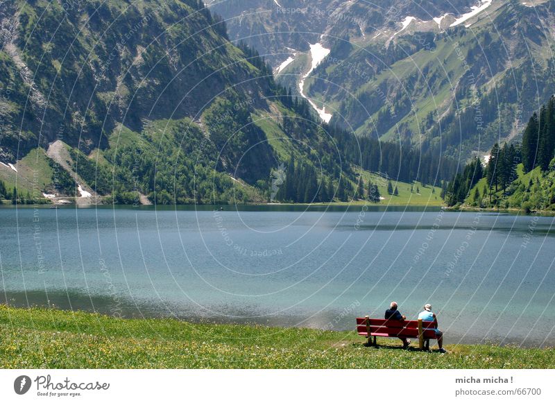 entspannt genießen ... See Gebirgssee Mensch grün Erholung ruhig Einsamkeit Berge u. Gebirge Wasser Paar Bank blau enspannt Landschaft paarweise