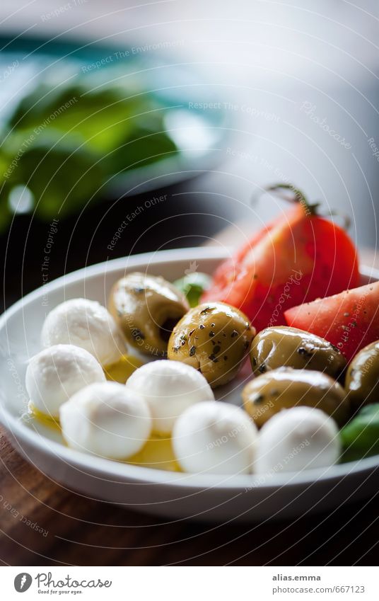 Antipasti Mozzarella Oliven Snack Tomate Italien Italienische Küche Gesunde Ernährung Speise Essen Foodfotografie Lebensmittel Olivenöl mediterran genießen