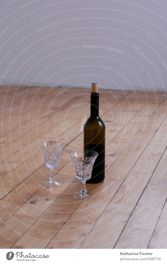 #668154 Getränk Alkohol Wein Flasche Glas Feste & Feiern Holz braun rot weiß Pause Bodenbelag Holzfußboden Kristallgläser Rotwein genießen minimalistisch