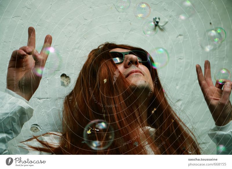 STUDIO TOUR | Bubbles, Peace & Coolness Lifestyle Freude Haare & Frisuren Rauschmittel Party Veranstaltung Karneval Mann Erwachsene 1 Mensch Musik hören