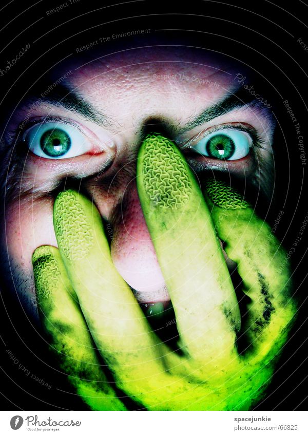 FREAK Mann böse Wut Porträt Freak Angst beängstigend dunkel schwarz verrückt grün Handschuhe gelb Gesicht Blick Mensch Auge gummihandschuh