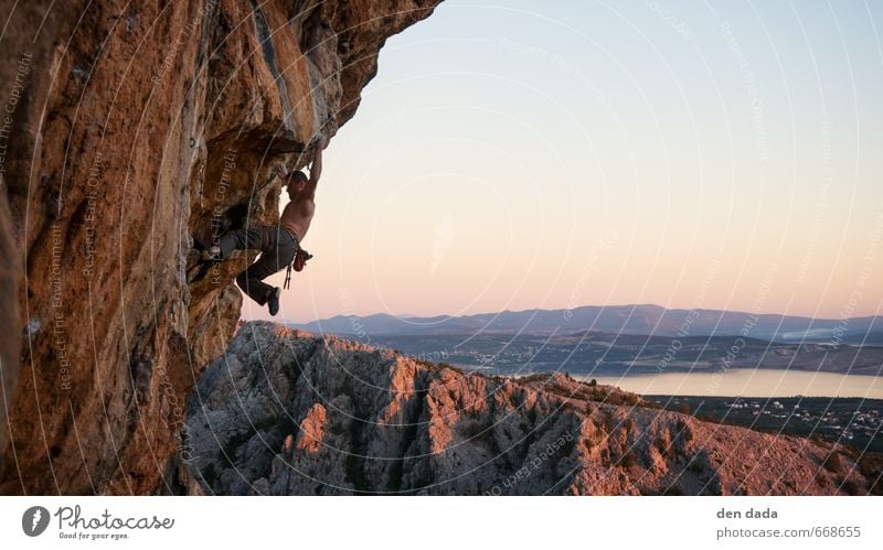Rock climbing Fitness Sport-Training Klettern Bergsteigen maskulin Mann Erwachsene 1 Mensch 18-30 Jahre Jugendliche Natur Landschaft Horizont Schönes Wetter