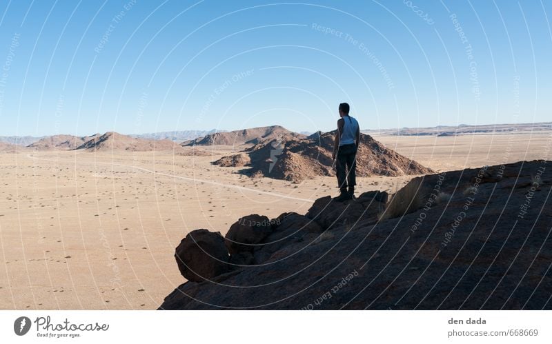 Namib maskulin 1 Mensch Natur Landschaft Sand Wolkenloser Himmel Horizont Sommer Felsen Berge u. Gebirge Namib Rand Gipfel Wüste Namibia Menschenleer Straße