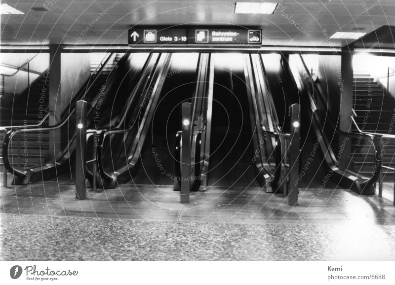 Rolltreppe Dinge Bahnhof Bewegung Schwarzweißfoto Geister u. Gespenster Mensch