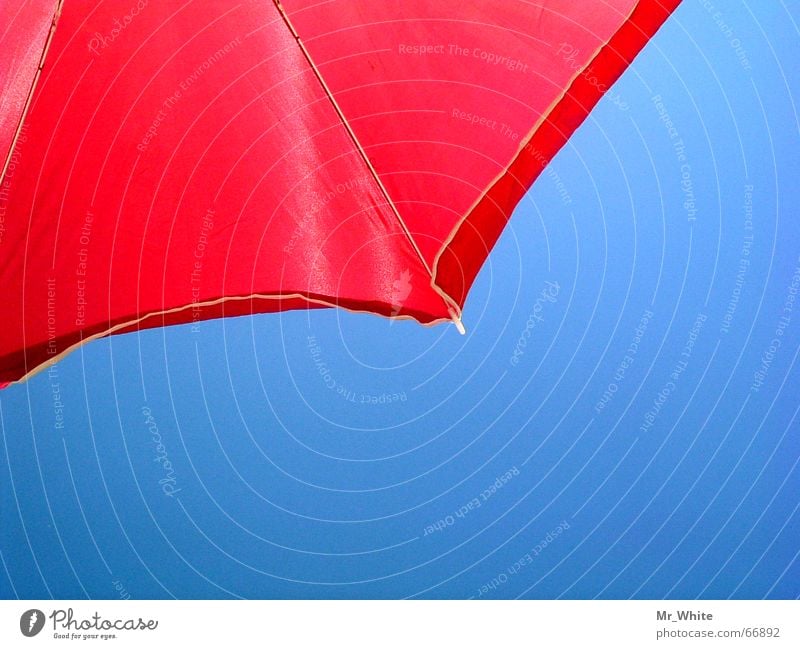 Der Sonnenschirm-Kontrast Strand Meer Physik Regenschirm Sand Wärme
