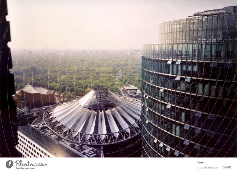 Sony Center Berlin Wald Stadt Potsdamer Platz Vogelperspektive Hochhaus Park Architektur Luftaufnahme