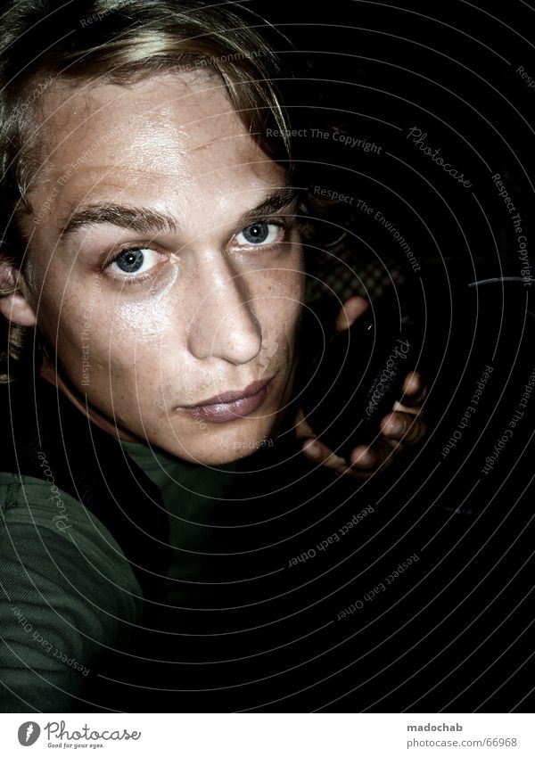 MADOCHAB | people mensch junge mann male person portrait typ Mann Student Selbstportrait Kopfhörer unten dunkel Mensch blond transpirieren Schweiß gebannt Blick