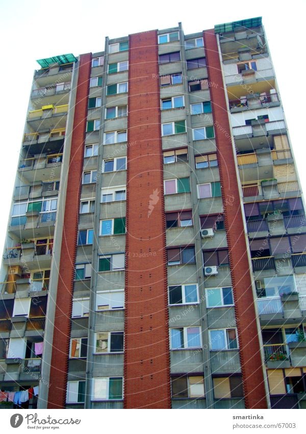 BalkanBlues III - Individualisten Haus Hochhaus Plattenbau Gebäude trist Wohnung Ghetto sagt man hier noch architektur? Häusliches Leben hallo nachbar