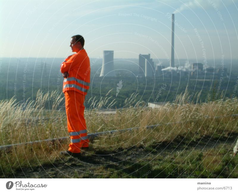 Orange Dienstleistungsgewerbe Energiewirtschaft Mann Erwachsene 1 Mensch orange Horizont Halde Ruhrgebiet Farbfoto Außenaufnahme Tag Panorama (Aussicht)