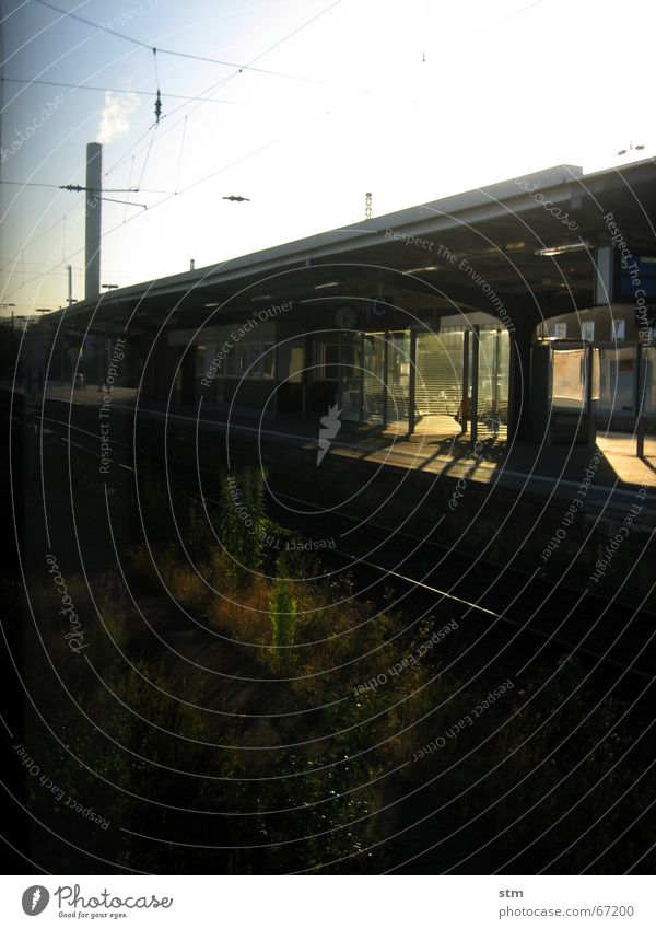 roadmovie 02 Eisenbahn Gleise Licht Sonnenstrahlen Ferien & Urlaub & Reisen Bahnhof warten Morgen Wege & Pfade Industriefotografie Schornstein Schatten