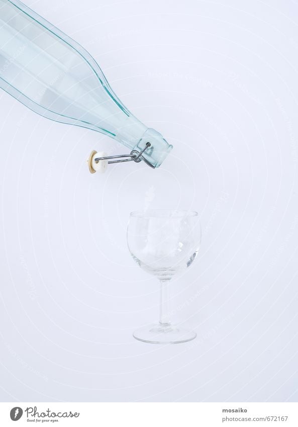 Bottle and glass Getränk Lifestyle Stil Design Sommer Restaurant ausgehen Wasser Armut einfach Flüssigkeit frisch dünn blau weiß Erwartung Krise rein Wein