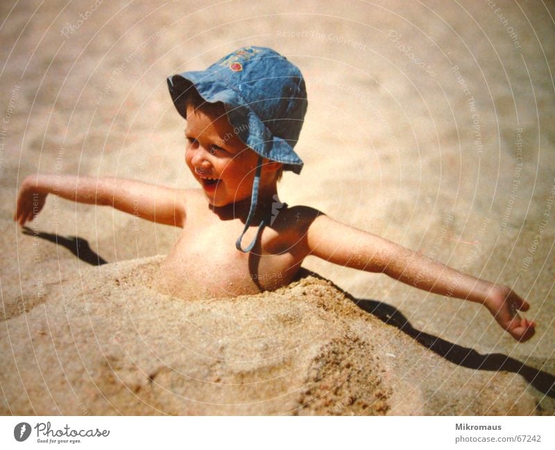 der Sommer ist da Freude Sand Hut lachen Fröhlichkeit Strand Ferien & Urlaub & Reisen Reisefotografie Erholung Sandstrand Küste Spielen vergraben matschen